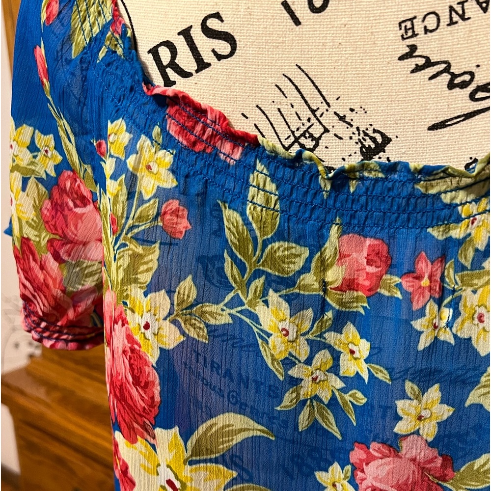 HOLLISTER Flowy, Loose-Fit Sheer Bold Floral 🌺 - Picture 8 of 13